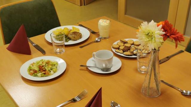 Zum LWH-Mittagstisch gehören immer ein Salat und ein Dessert, anschließend werden Kaffee und Kekse gereicht. | Foto: Gabler / Caritas