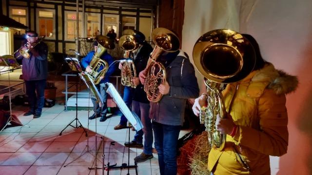 Zwölf Blechblasinstrumente erklingen auf der LWH-Dachterrasse mit adventlichen und weihnachtlichen Melodien. | Foto: Caritas