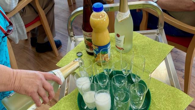 Der Festtag in der Tagespflege St. Vinzenz begann mit einem Sektfrühstück. | Foto: Caritas Südniedersachsen