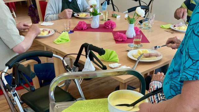 Zum Mittagessen am Jubiläumstag in der Tagespflege St. Vinzenz wurde Spargel gereicht. | Foto: Caritas Südniedersachsen