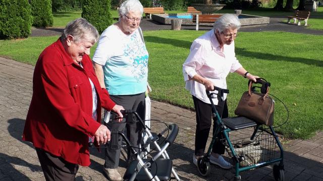 Gäste der Caritas-Tagespflege auf der Wallfahrtswiese. | Foto: Caritas Südniedersachsen Gäste der Caritas-Tagespflege auf der Wallfahrtswiese. | Foto: Caritas Südniedersachsen