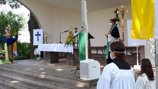 Der Freialtar auf der Wallfahrtswiese stand in unmmittelbarer Nähe zur Caritas-Pilgergruppe. | Foto: Caritas Südniedersachsen Der Freialtar auf der Wallfahrtswiese stand in unmmittelbarer Nähe zur Caritas-Pilgergruppe. | Foto: Caritas Südniedersachsen