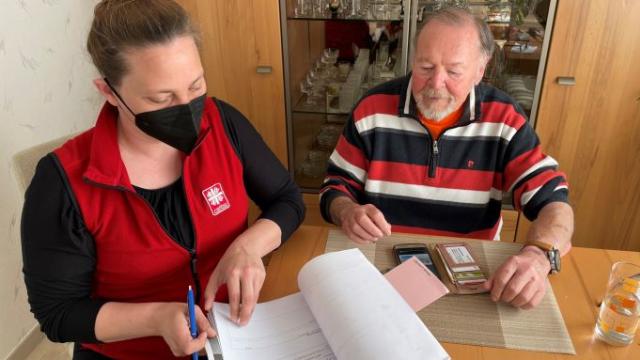 Caritas-Mitarbeiterin Kristina Schmidt besucht und berät von der Flut betroffene Menschen im Ahrtal zu Hause. | Foto: Christiane Böttcher / Caritas
