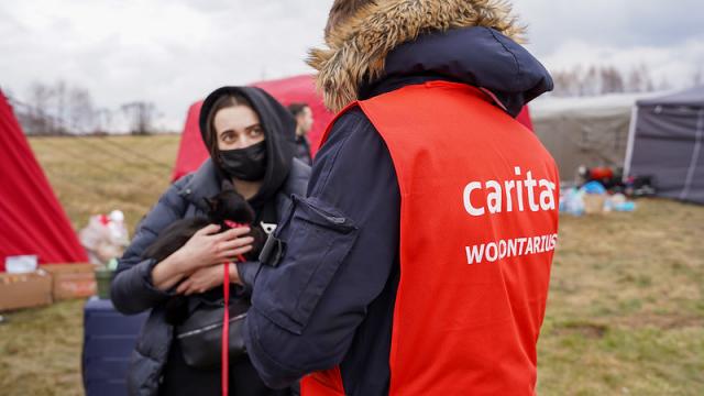 Die polnische Caritas verteilt Hilfspakete an Geflüchtete. Darin befinden sich Nahrungsmittel, warme Kleidung und Hygieneartikel. | Foto: Caritas Polen