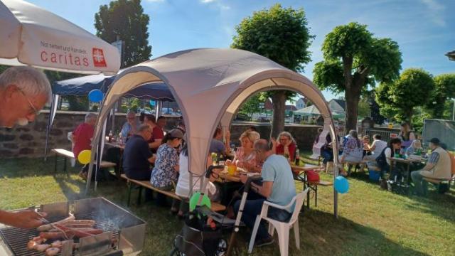Zum ersten Sommerfest der ZISS Selbsthilfekontaktstelle nach der pandemiebedingten Pause kamen rund 30 Gäste vor dem Caritas-Centrum Northeim zusammen. | Foto: Lisa Severitt / Caritas