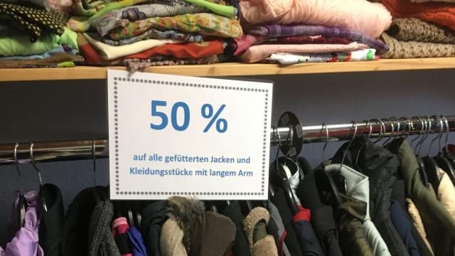 Winterjacken und Pullover kosten am 8. Oktober im Duderstädter FAIRKAUF-Laden der Caritas nur die Hälfte. | Foto: Caritas Südniedersachsen