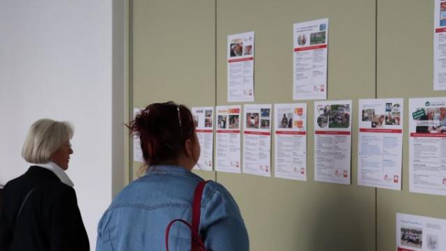 Die Projekt-Steckbriefe stellen zahlreiche Möglichkeiten zum Engagement vor. | Foto: Melda Akbas / Caritas