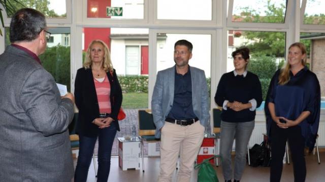 Andreas Overdick begrüßt die Podiumsgäste (v.l.): Karola Margraf (SPD), Patrick Thegeder (FDP), Marie Kollenrott (Grüne) und Carina Hermann (CDU). | Foto: Melda Akbas / Caritas