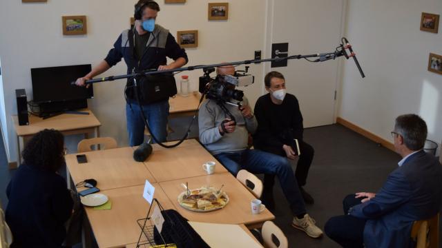 Prof. Bernd Schwien wird vom ZDF interviewt. | Foto: Broermann / Caritas