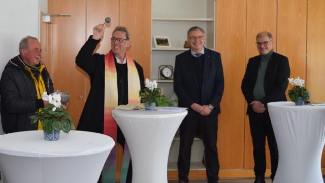 Zur Eröffnung segnete Dechant Wigbert Schwarze die neuen Räumlichkeiten, neben ihm stehen die Caritas-Vorstände (v.r.) Holger Gatzenmeyer und Ralf Regenhardt. | Foto: Broermann / cps