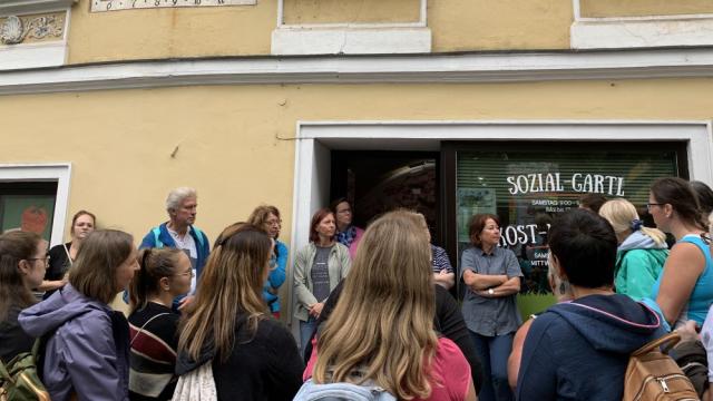 Das Caritas-Team in Linz beantwortet die vielen Fragen der zahlreichen Gäste. | Foto: Caritas