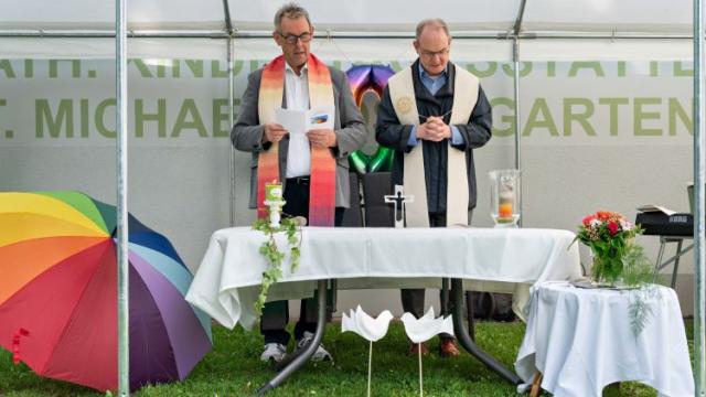 Dechant Wigbert Schwarze (l.) und Jesuitenpater Martin Müller leiten die Festandacht. | Foto: Niklas Richter / cps