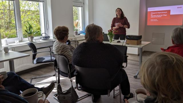 SoVD-Sozialberaterin Kimberly Maus informierte zu Themen rund um die Pflege in der Caritas-Anlaufstelle Rittmarshausen. | Foto: Caritas