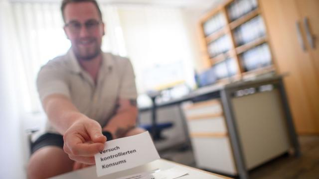 Jens Klie hält eine Karte mit der Aufschrift „Versuch, kontrollierten Konsums“. | Foto: Klaus-Dietmar Gabbert/dpa-tmn Jens Klie hält eine Karte mit der Aufschrift „Versuch, kontrollierten Konsums“. | Foto: Klaus-Dietmar Gabbert/dpa-tmn
