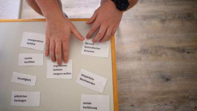 Jens Klie zeigt die typischen Konsumgründe, um diese mit Klient:innen zu besprechen. | Foto: Klaus-Dietmar Gabbert/dpa-tmn Jens Klie zeigt die typischen Konsumgründe, um diese mit Klient:innen zu besprechen. | Foto: Klaus-Dietmar Gabbert/dpa-tmn