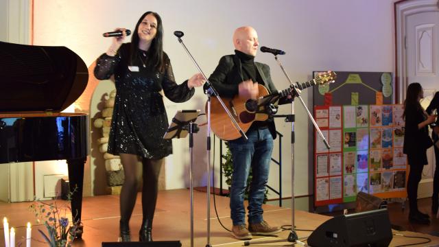 Dorothee Knauft und Andi Wölk bieten Akustikmusik.